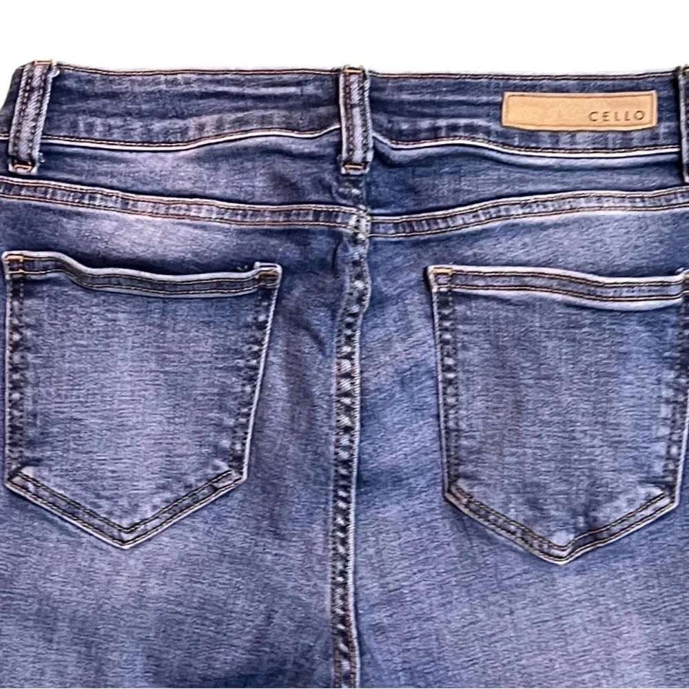 Cello Distressed Destroyed Ankle Jeans Stretch Size 11 - Picture 5 of 7